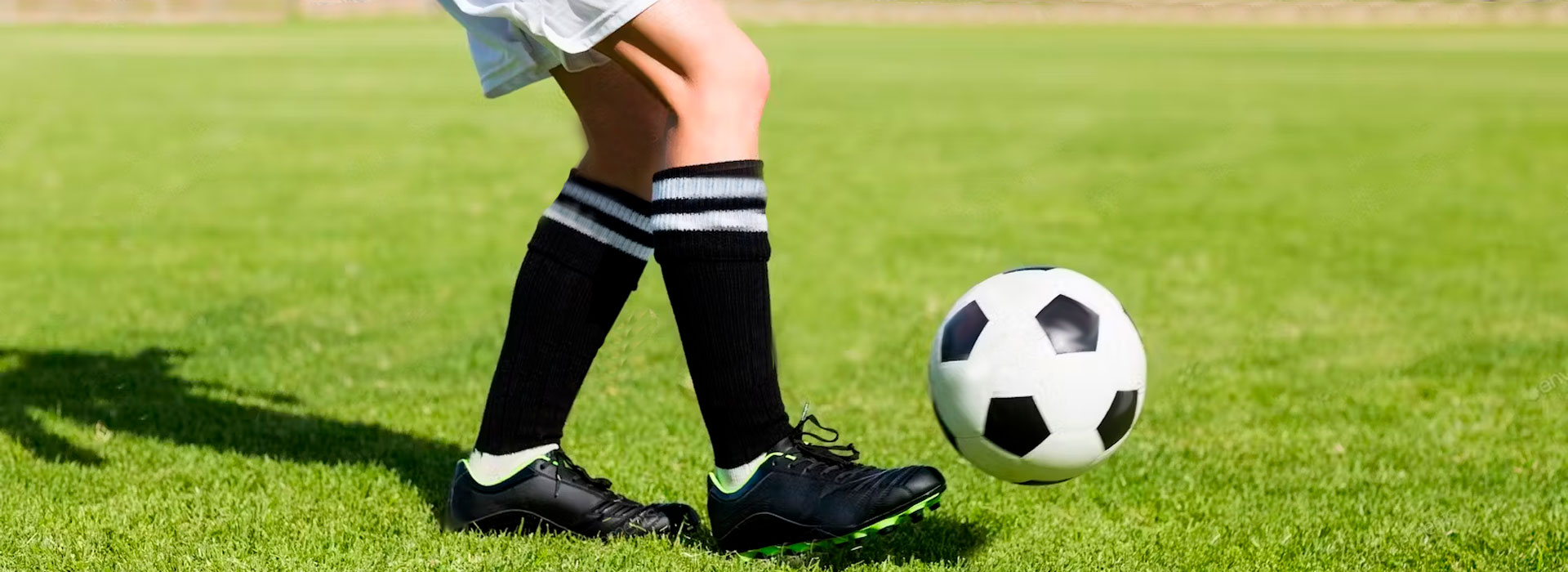 Revisión Médica Deportiva Futbol - Joven en la Federació Catalana de Futbol tras pasar su revisión Médica deportiva en Hospitalet de Llobregat